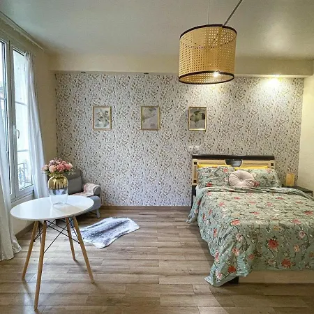 Apartment Petit Retro Francais 10 Paris